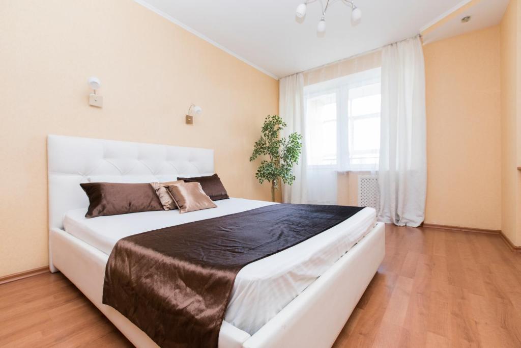 ニジニ・ノヴゴロドにあるApartments on Belinskogoの窓付きの客室で、白い大型ベッド1台が備わります。