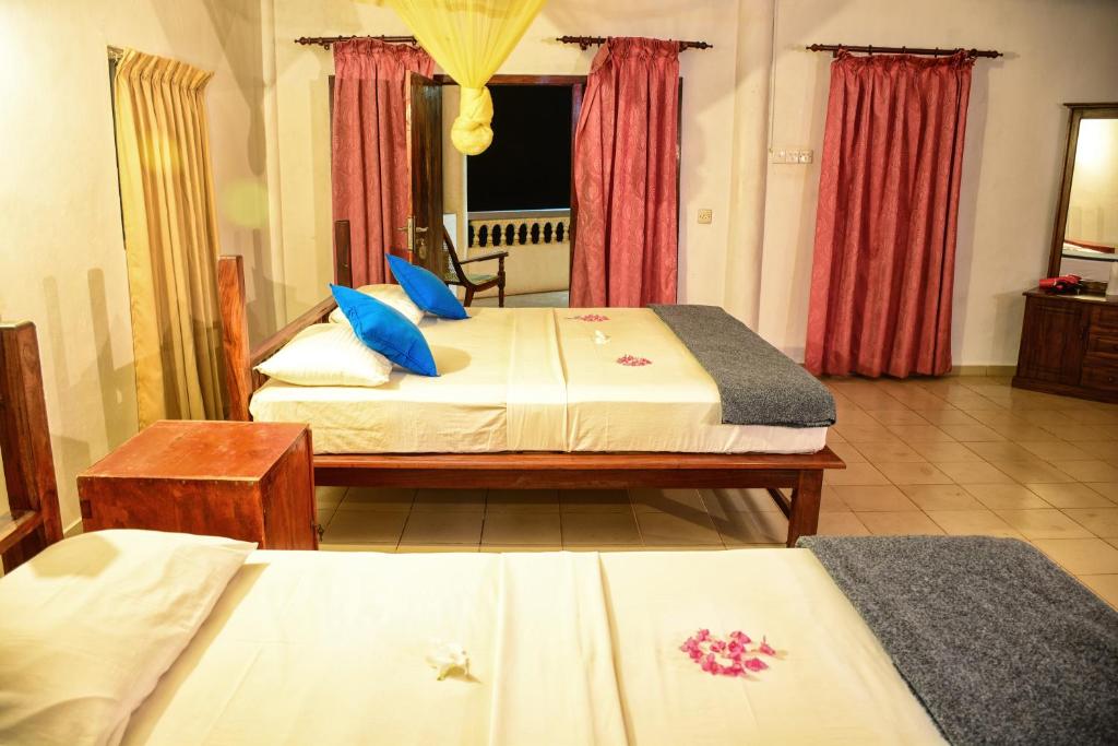 Postel nebo postele na pokoji v ubytování Shanthi Beach Resort