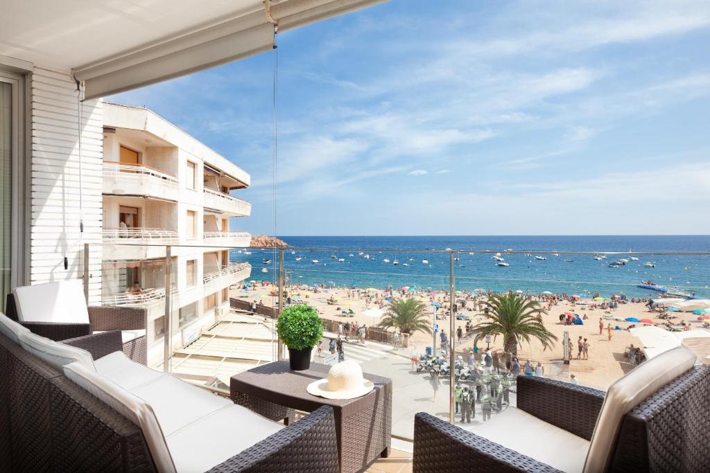 トッサ・デ・マールにあるLets Holidays apartment Ancora 5のホテルのバルコニーからビーチの景色を望めます。
