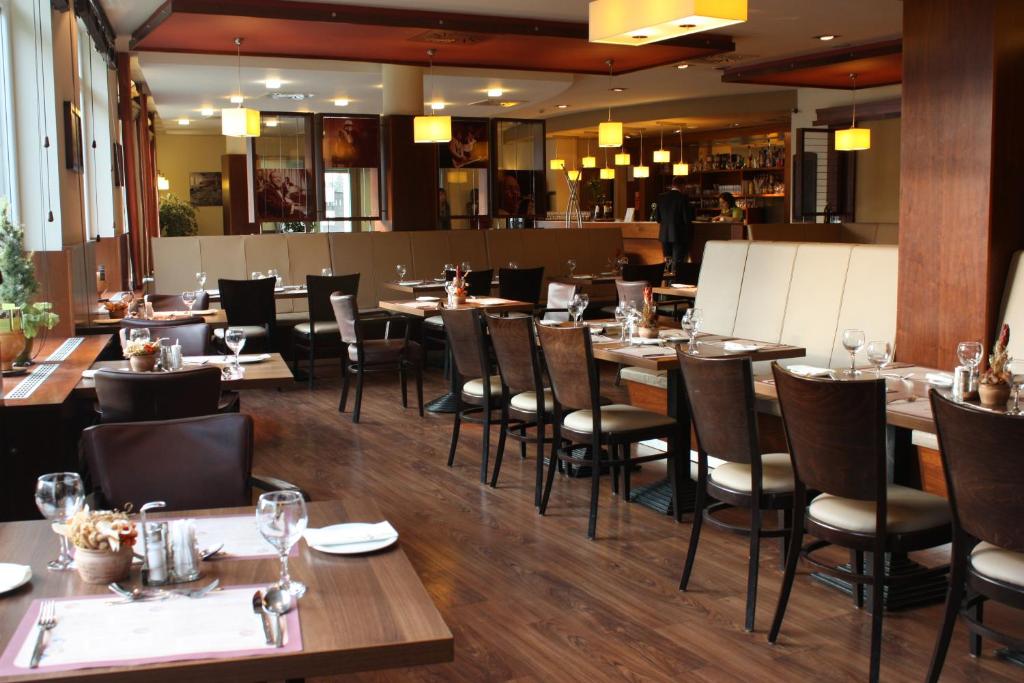 Restauracja lub miejsce do jedzenia w obiekcie Hotel Famulus