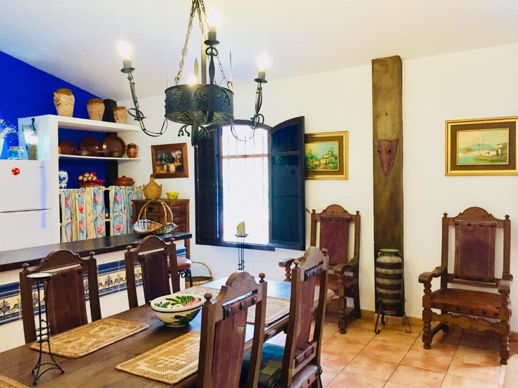 Kuchyň nebo kuchyňský kout v ubytování CASA RURAL DE ENSUEÑO