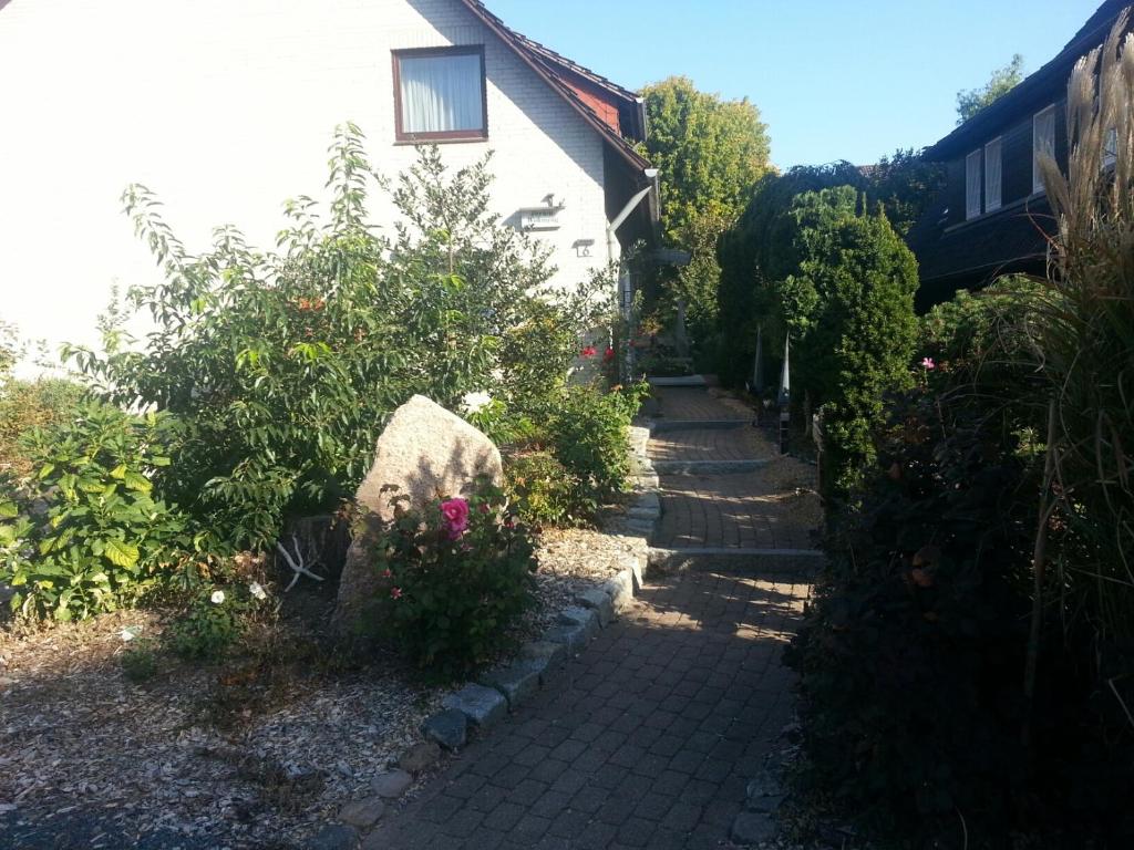 バート・ベヴェンセンにあるFerienwohnung Petriの花屋に続く庭道