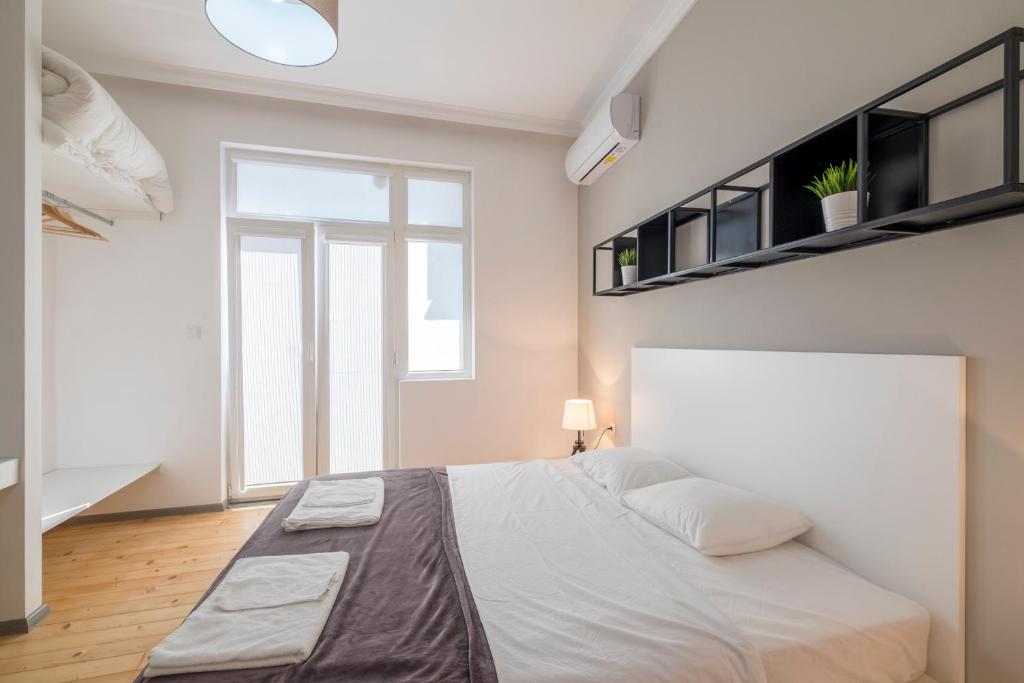 Postel nebo postele na pokoji v ubytování blueWaveplace - Stylish 2 BR Home in Center of Sofia