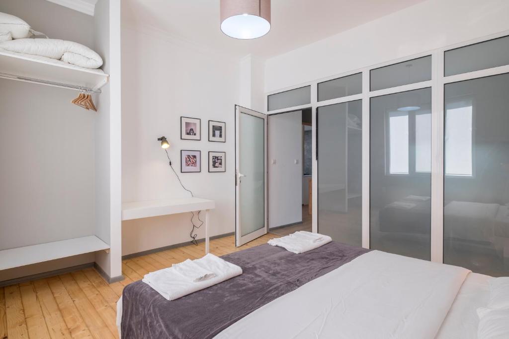 Postel nebo postele na pokoji v ubytování blueWaveplace - Stylish 2 BR Home in Center of Sofia