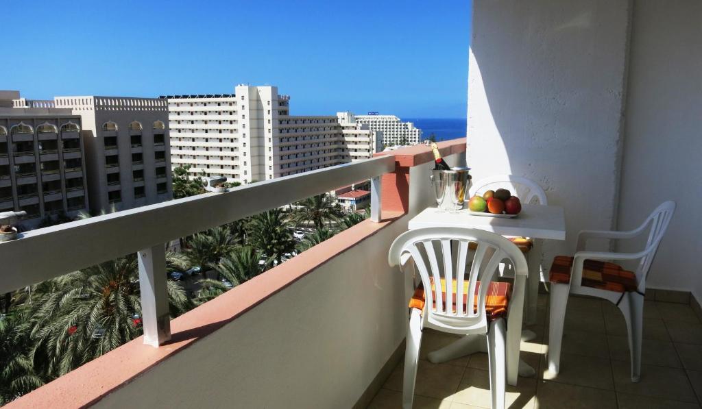 einen Balkon mit einem Tisch und Stühlen sowie Meerblick in der Unterkunft In Las Americas with amazing view in Playa de las Americas
