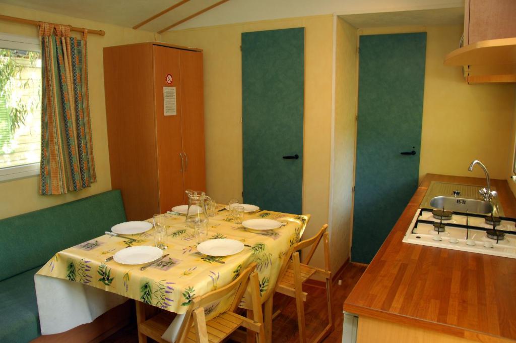 Kuchyň nebo kuchyňský kout v ubytování Camping La Ferme de Castellane