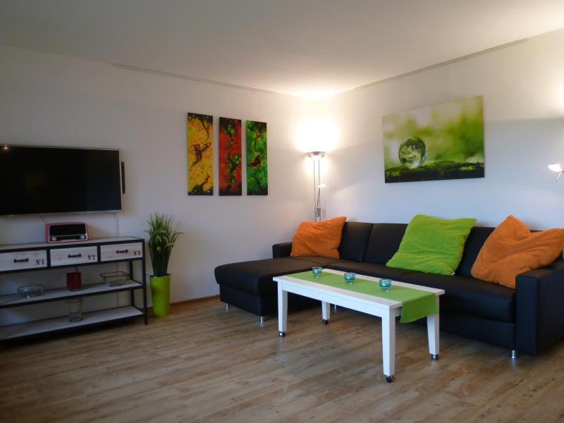 ein Wohnzimmer mit einem Sofa und einem Couchtisch in der Unterkunft Ferienwohnung Mika in Timmendorfer Strand