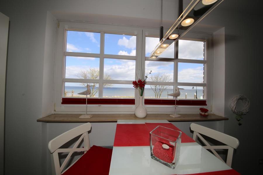 ハーフクルークにあるFerienwohnung Jolle Haus Duckdalbenのダイニングルーム(椅子2脚付)、窓