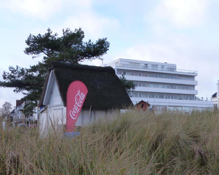 une maison avec un panneau de cocacola sur son côté dans l'établissement Ferienwohnung Ocean Suite, à Scharbeutz