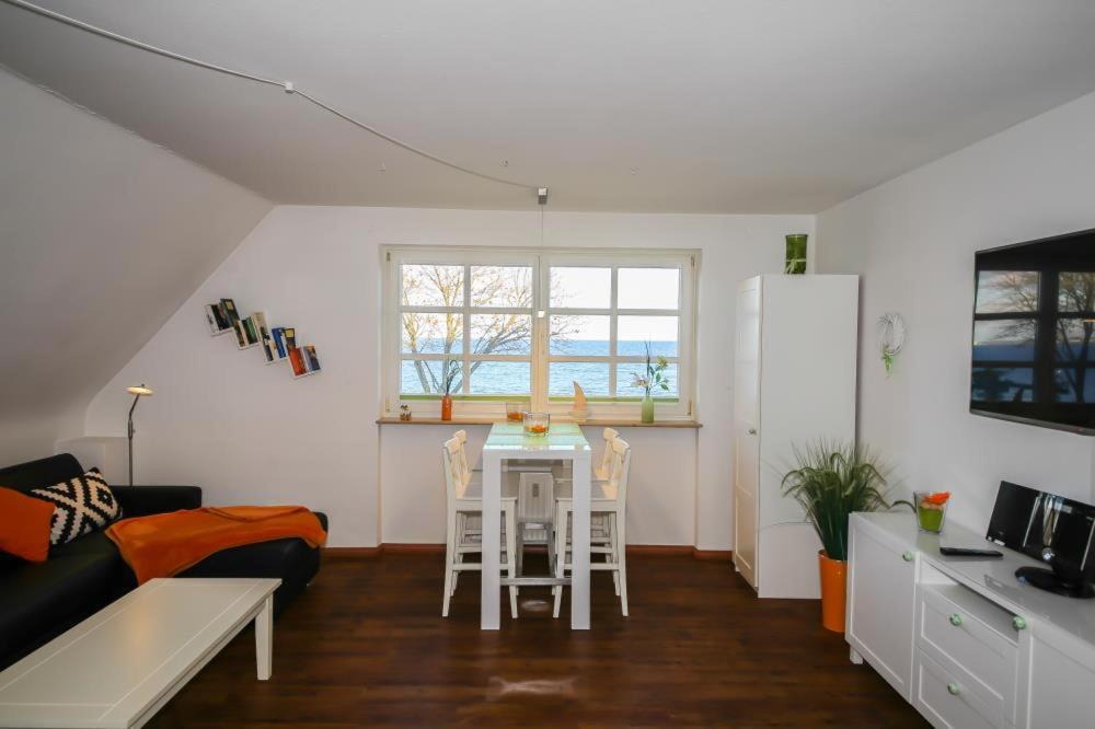 a living room with a table and chairs in a room at Ferienwohnung Kutter Haus Duckdalben in Haffkrug