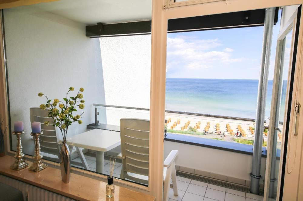a dining room with a view of the ocean at Ferienwohnung Meersehen in Scharbeutz