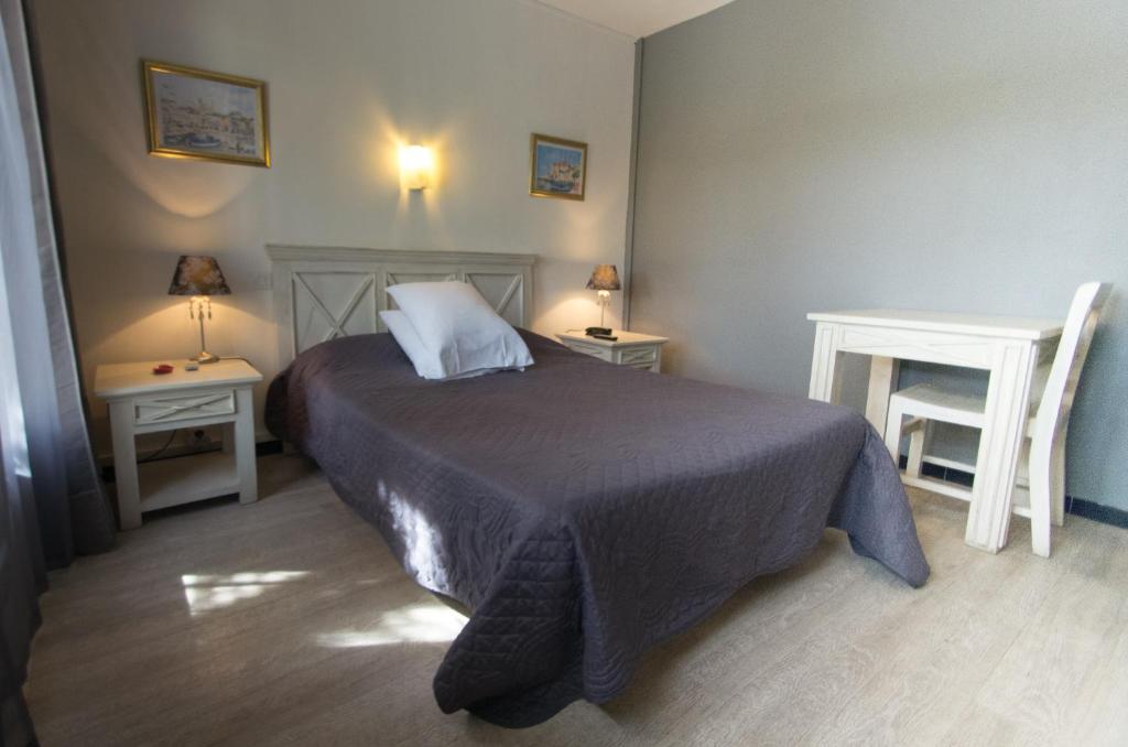 Postel nebo postele na pokoji v ubytování Hôtel le Grillon