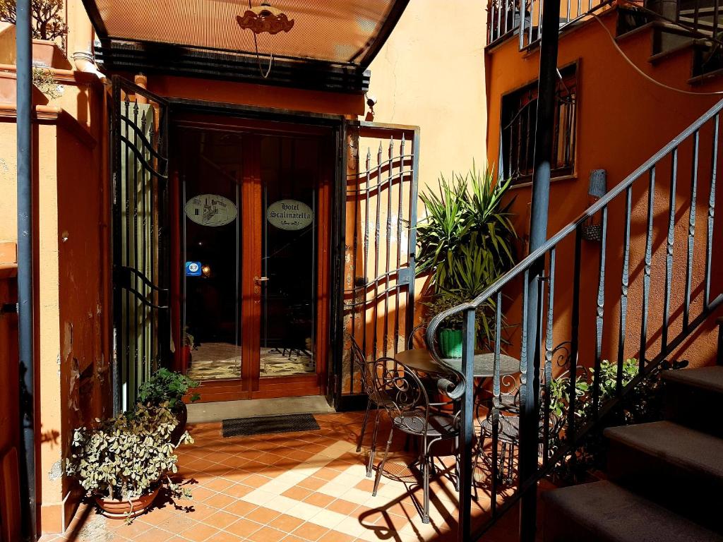 einen Eingang zu einem Haus mit einer Holztür in der Unterkunft Hotel Scalinatella in Angri