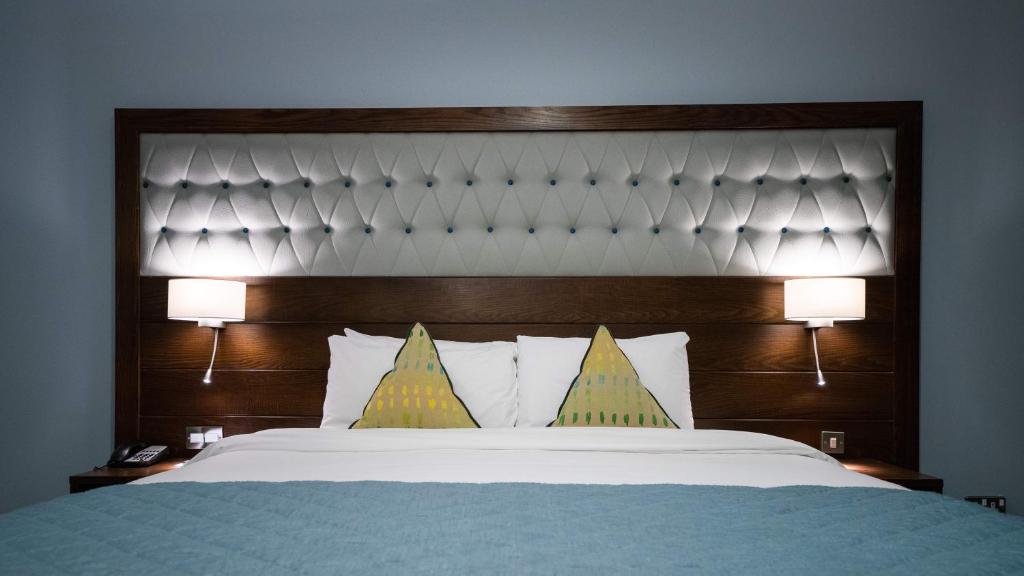 Postel nebo postele na pokoji v ubytování Cavan Crystal Hotel