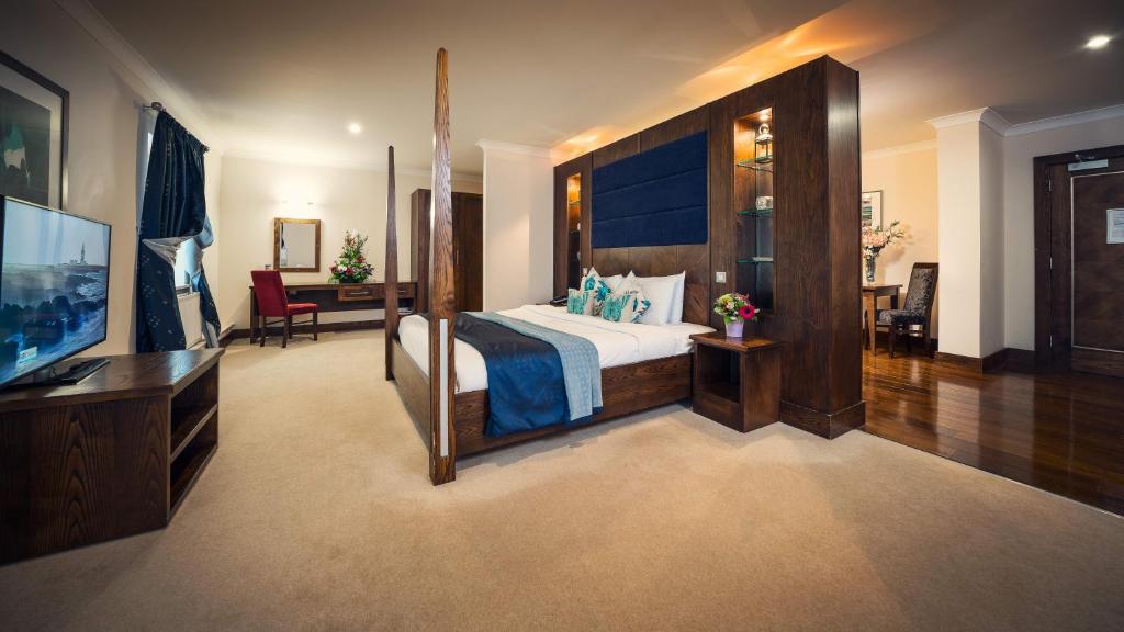Postel nebo postele na pokoji v ubytování Cavan Crystal Hotel