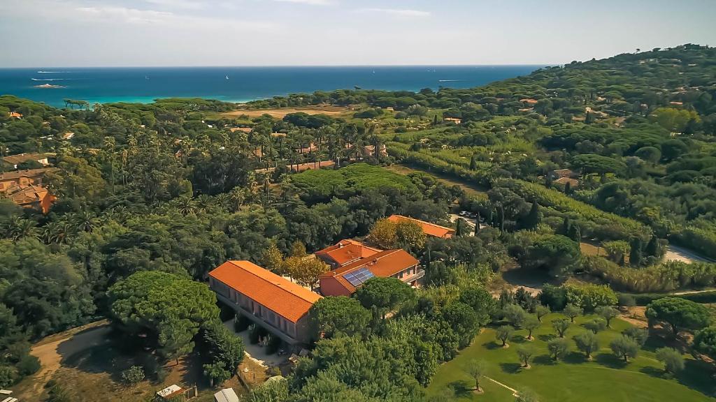 uma vista aérea de uma casa com árvores e o oceano em Lou Riou Village Vacances em Saint-Tropez