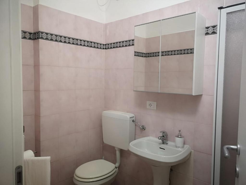 A bathroom at Appartamento Massa