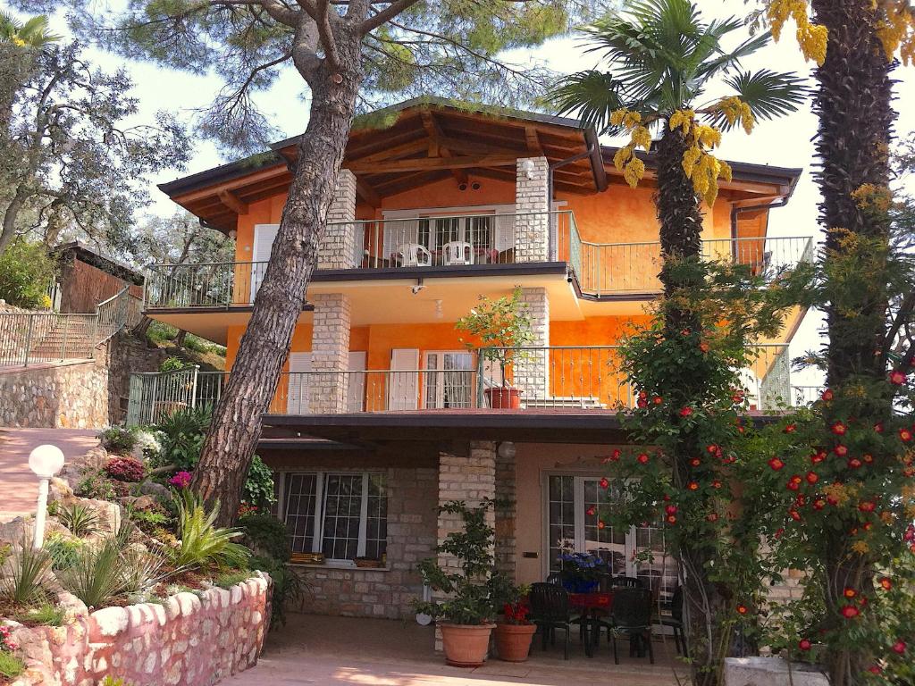 ガルドーネ・リヴィエラにあるVilla Panorama Residenceのオレンジハウスで、バルコニーと植物が備わります。