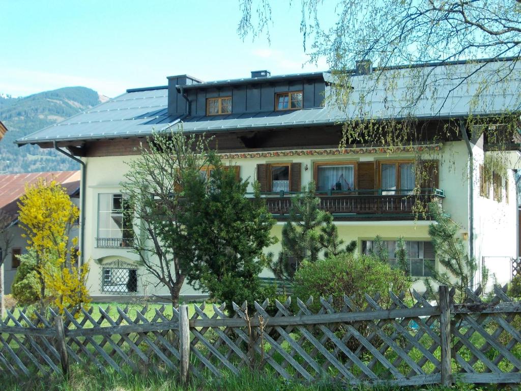 una casa con una recinzione di fronte di Landhaus Griesser a Kaprun