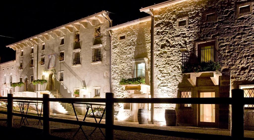 un edificio de piedra con luces encendidas por la noche en Locanda Viaverde Lessinia, en Velo Veronese