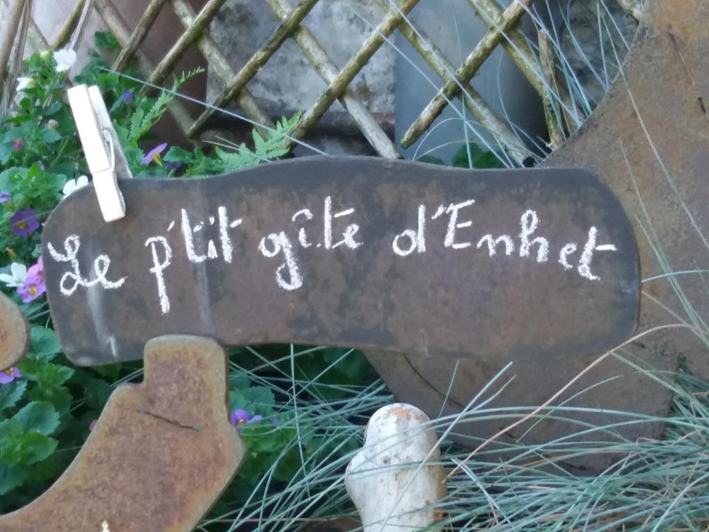 a sign that reads be right off ofsie dermit at Le p'tit gîte d'Enhet in Ciney