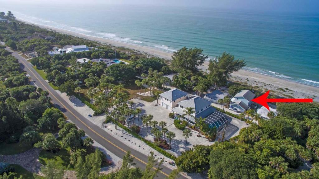 uma vista aérea de um resort com uma seta vermelha em Audreys Paradise 8434 em Manasota Beach