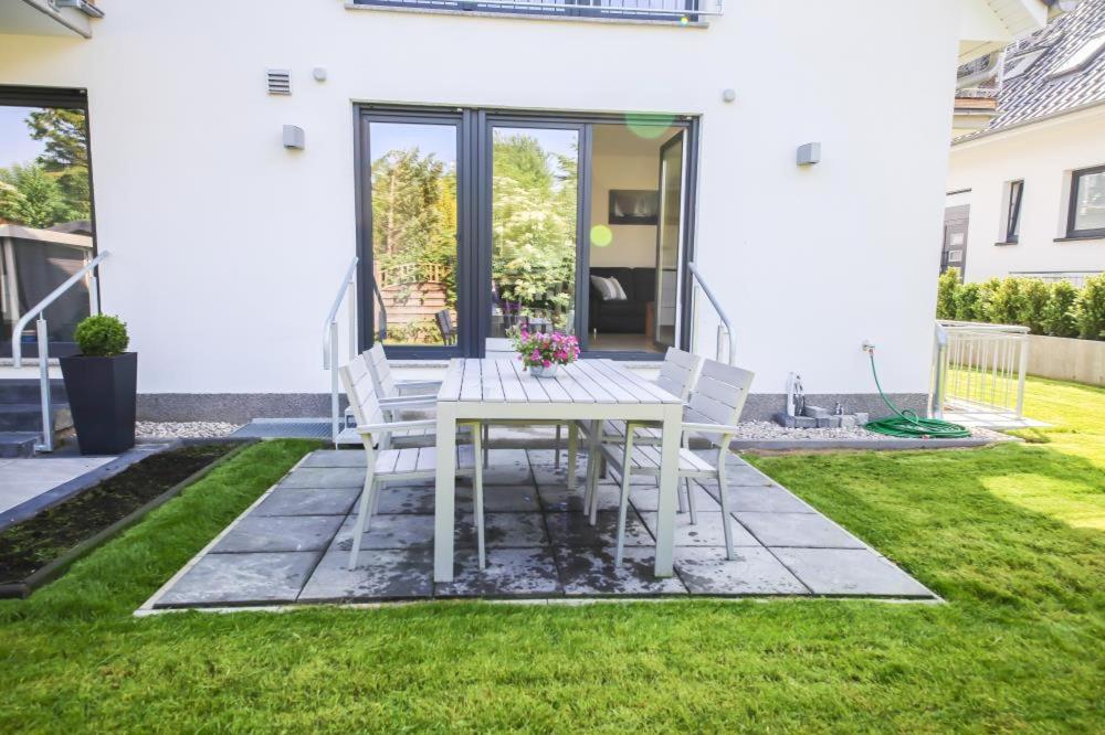 シャルボイツにあるFerienwohnung Strandhaus Möwenberg App. 77の芝生の白いテーブルと椅子