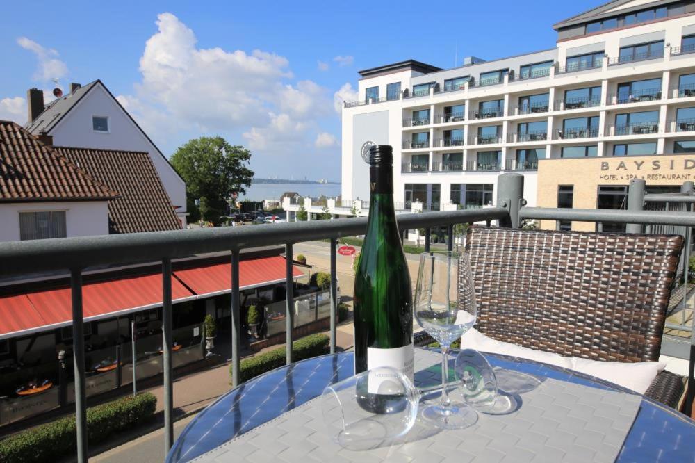シャルボイツにあるFerienwohnung Seebrücke 18のワイン1本(テーブルに座ったバルコニー付)