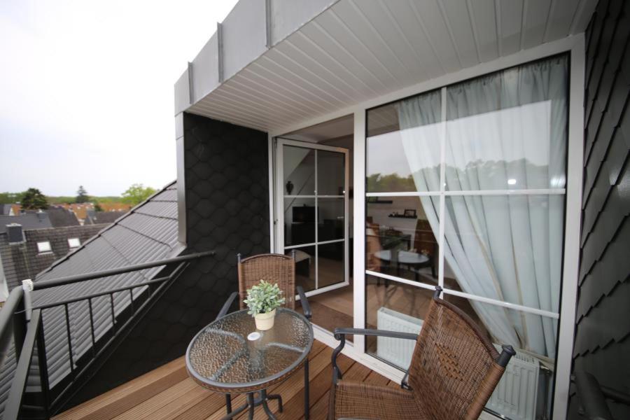 eine Terrasse mit einem Tisch und Stühlen auf dem Balkon in der Unterkunft Ferienwohnung Strandnah in Timmendorfer Strand