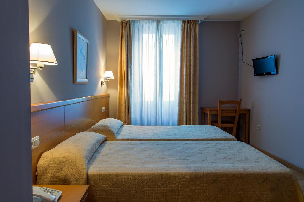 Tempat tidur dalam kamar di Hotel Castilla