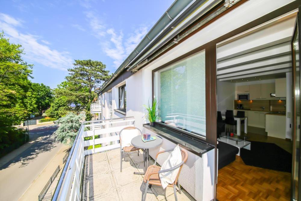 un balcone di una casa con tavolo e sedie di Ferienwohnung Sandburg a Timmendorfer Strand