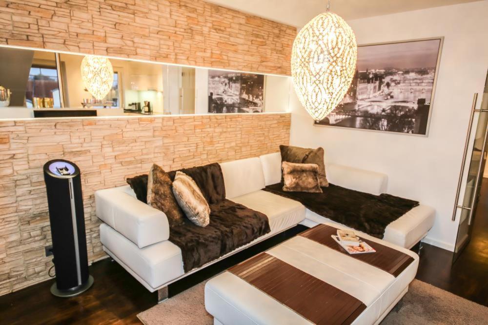 ein Wohnzimmer mit Sofa und Ziegelwand in der Unterkunft Ferienwohnung Residenz am Redderkrog in Scharbeutz