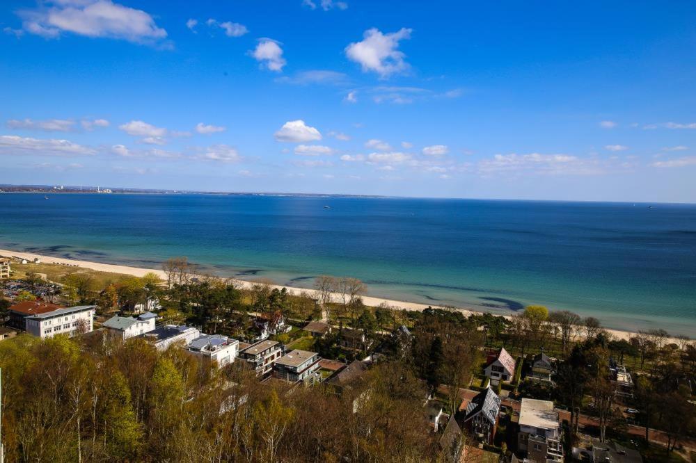 eine Luftansicht auf einen Strand und das Meer in der Unterkunft Ferienwohnung Residenz Seerose App. 152 in Timmendorfer Strand