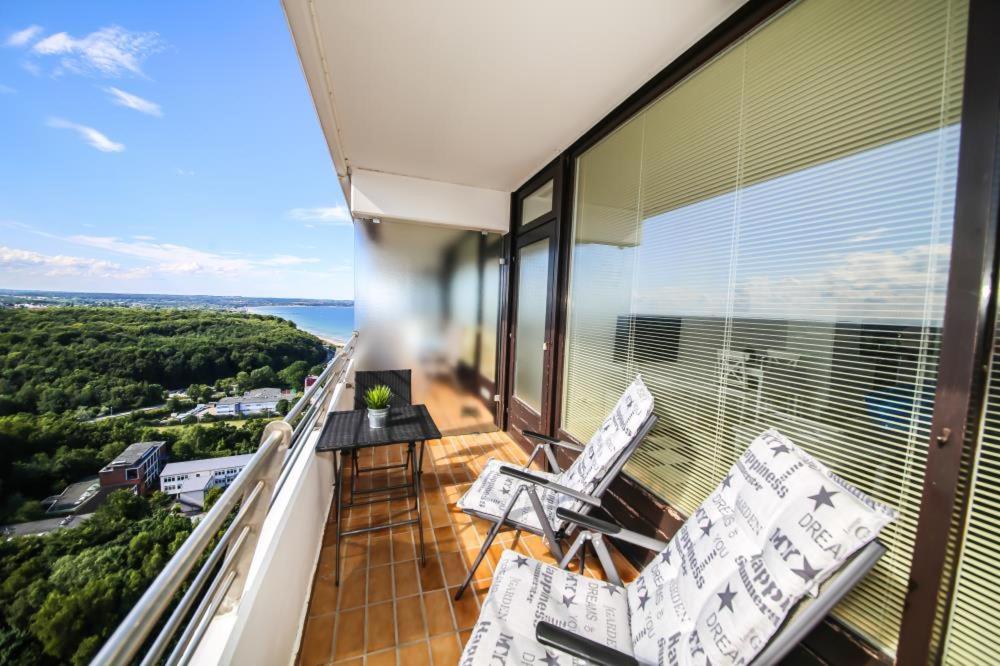 ティメンドルファー・シュトラントにあるFerienwohnung Residenz App. 327の海の景色を望むバルコニー(椅子付)