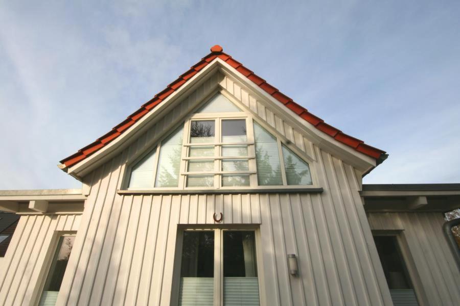 une maison avec une fenêtre au-dessus dans l'établissement Ferienwohnung Schmetterlingsgarten, à Timmendorfer Strand