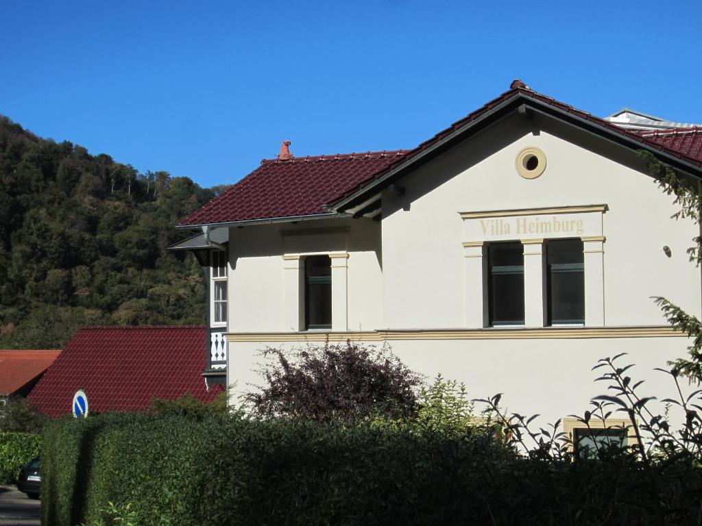 een wit huis met een rood dak bij Villa Heimburg in Thale