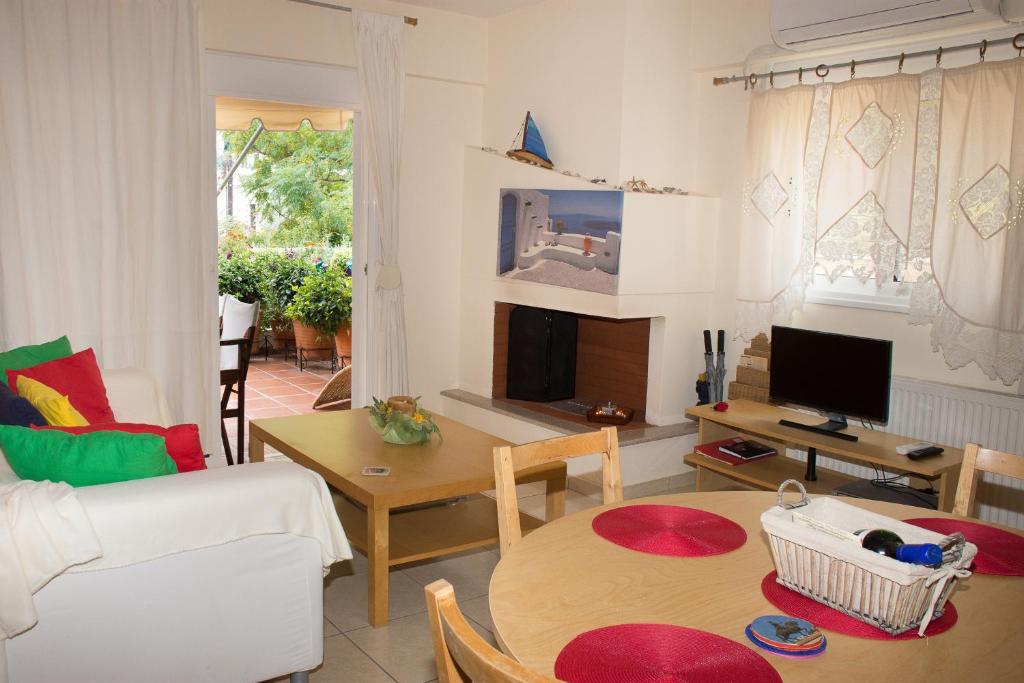 TV a/nebo společenská místnost v ubytování Cozy Maisonette