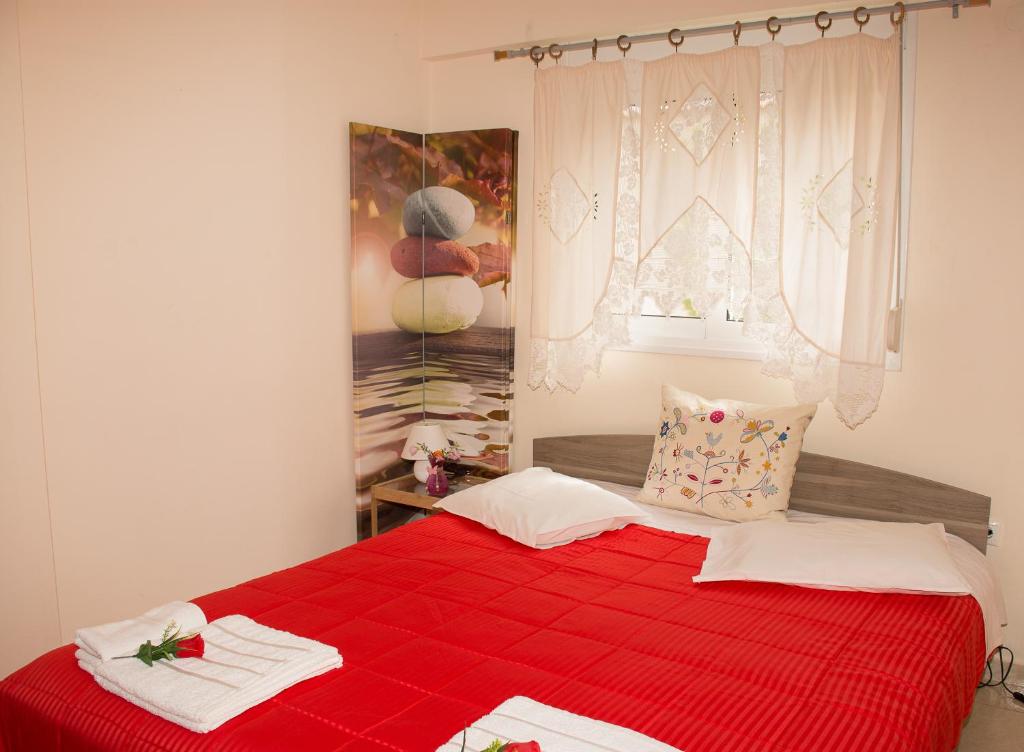 Postel nebo postele na pokoji v ubytování Cozy Maisonette