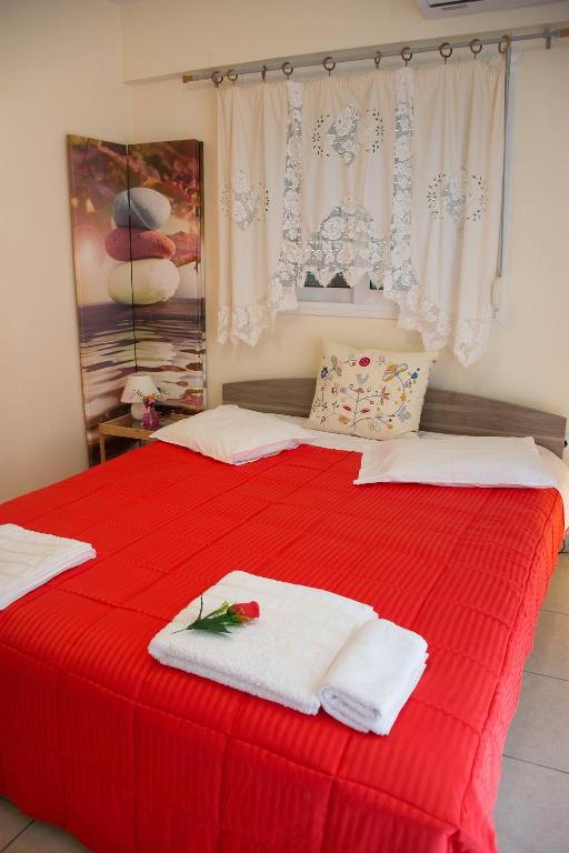 Postel nebo postele na pokoji v ubytování Cozy Maisonette