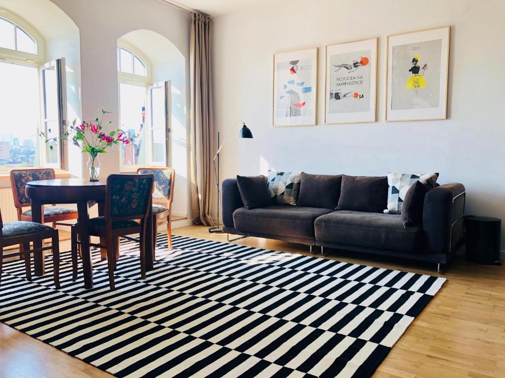 salon z kanapą i stołem w obiekcie St. Florian Apartament w Warszawie
