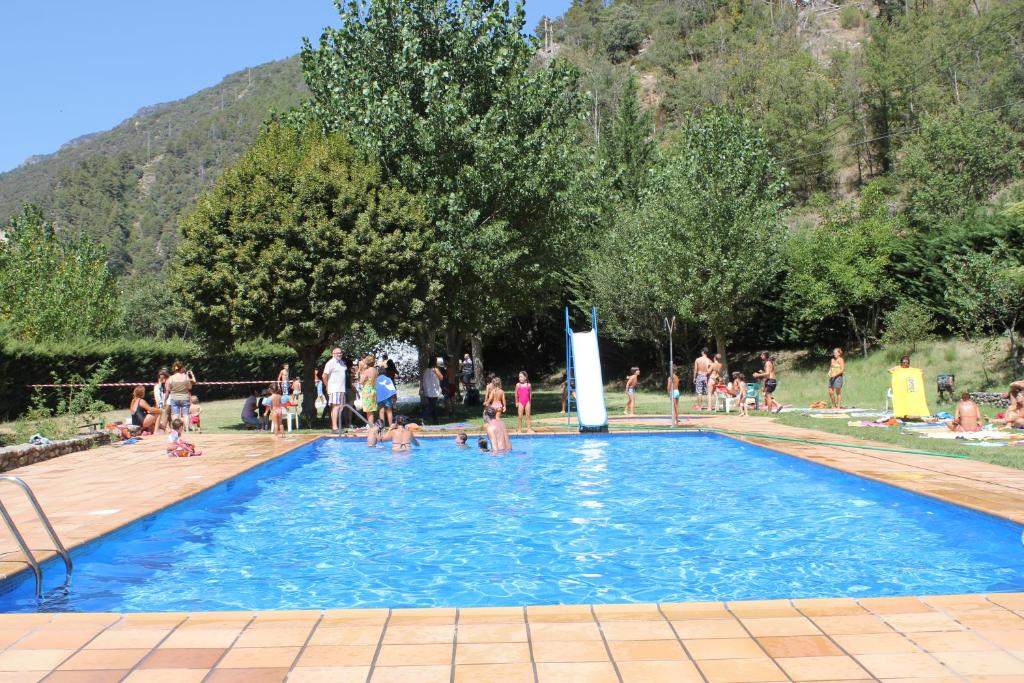 Bazén v ubytování Bungalows Pont d'Ardaix nebo v jeho okolí