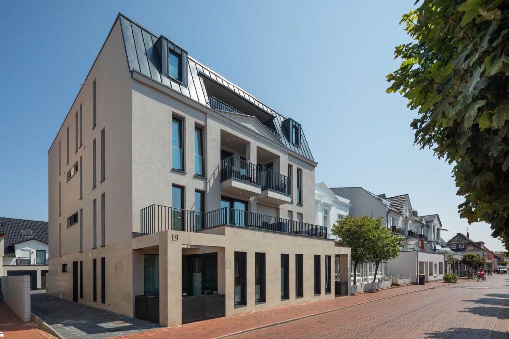ノルダーナイにあるmeerZEIT Norderneyの通りに面したアパートメントで、バルコニーが付いています。