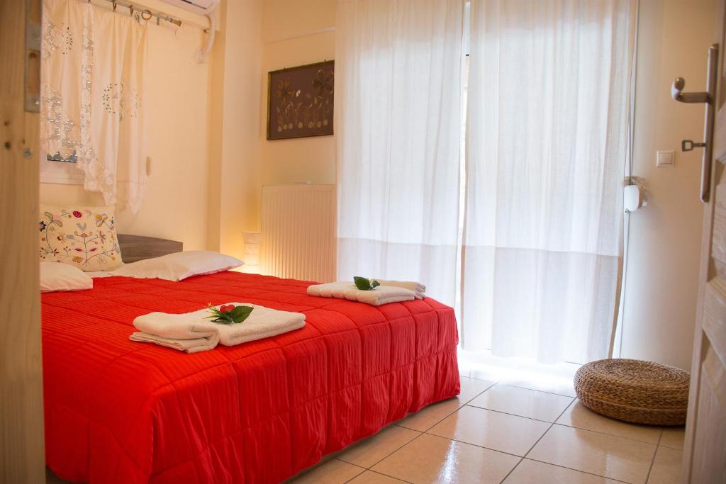 Postel nebo postele na pokoji v ubytování Cozy Maisonette