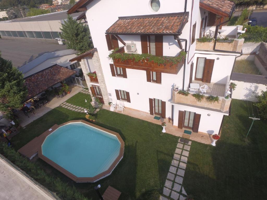 una vista aérea de una casa con piscina en Le Cicogne, en Rovereto