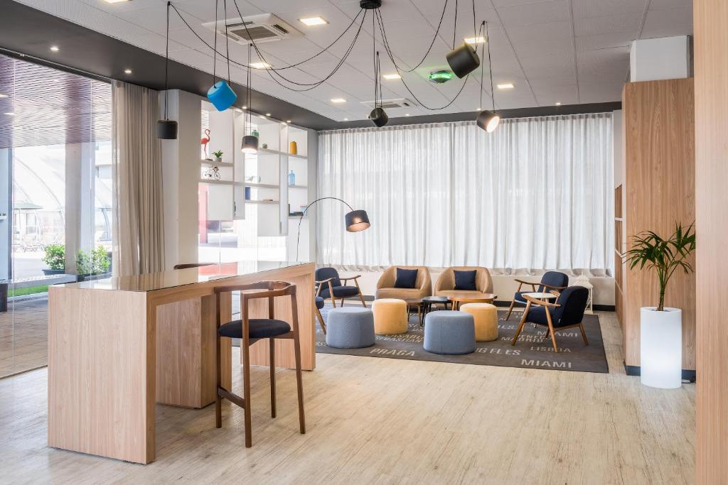 Posezení v ubytování Madrid Airport Suites, Affiliated by Meliá