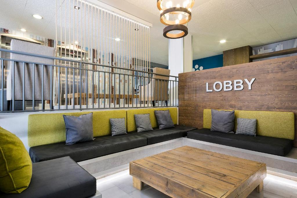 Posezení v ubytování Madrid Airport Suites, Affiliated by Meliá