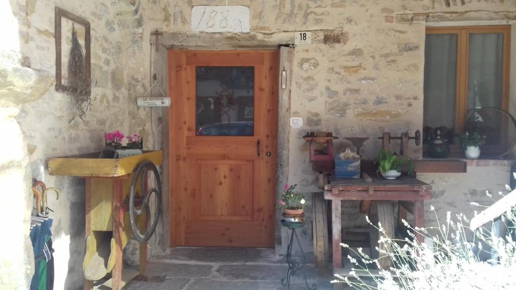 eine Holztür in einem Steingebäude mit einer Theke in der Unterkunft Casa 1885 in Belluno