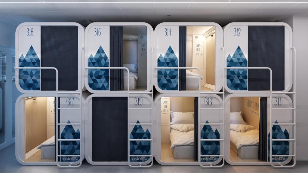 - un ensemble de lits superposés dans une chambre dans l'établissement Ostelzzz Milano, à Milan