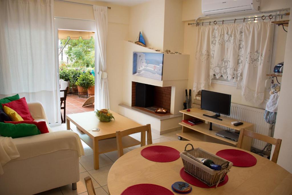 TV a/nebo společenská místnost v ubytování Cozy Maisonette