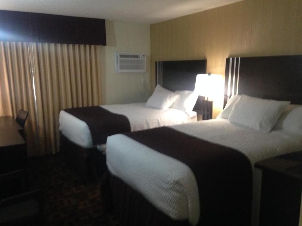 Postel nebo postele na pokoji v ubytování Days Inn by Wyndham Sylvan Lake
